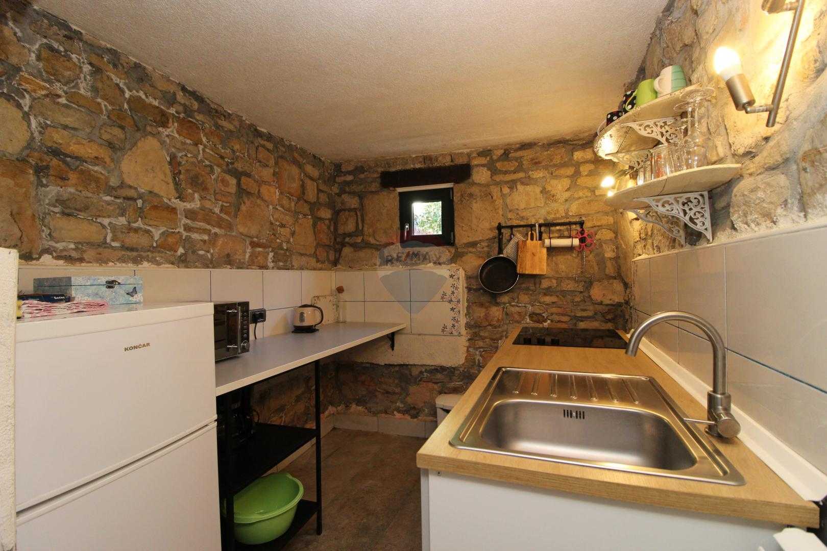 casa en Motovun, Istarska Županija 12032803
