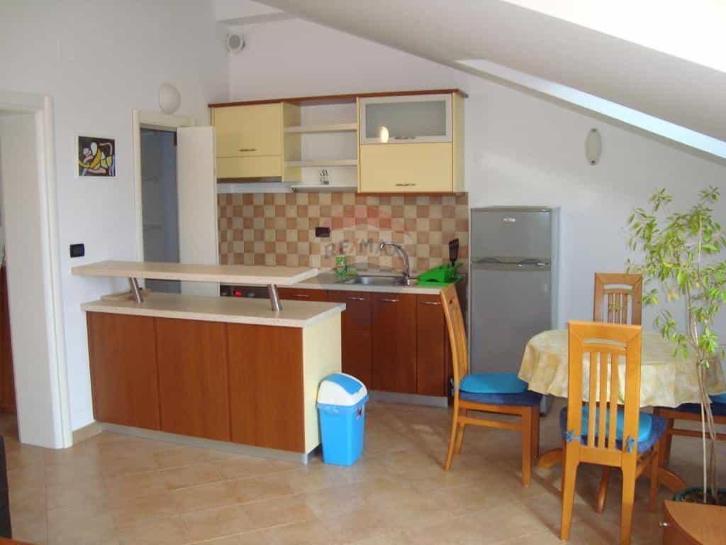 casa en Lovran, Primorsko-goranska županija 12033001