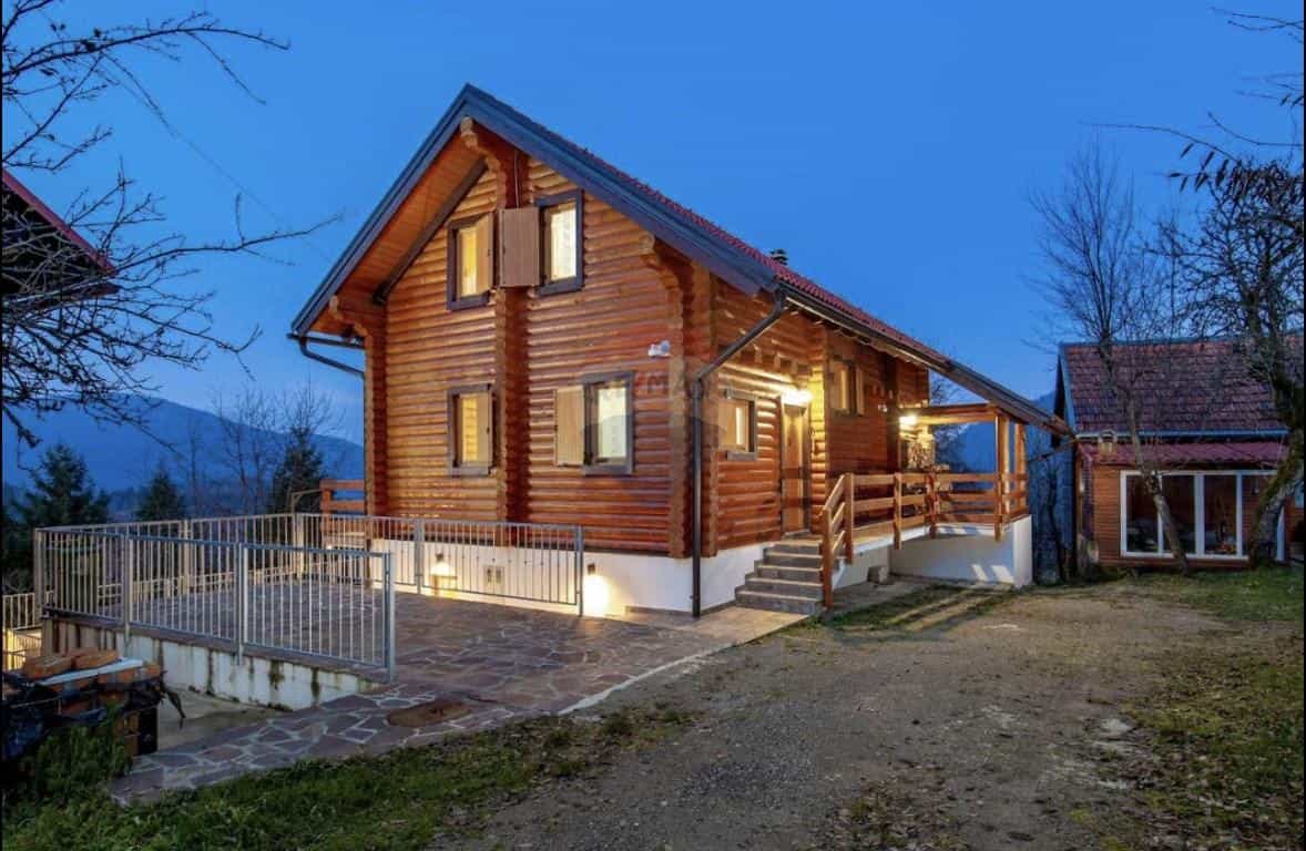 房子 在 Delnice, Primorsko-Goranska Zupanija 12033138