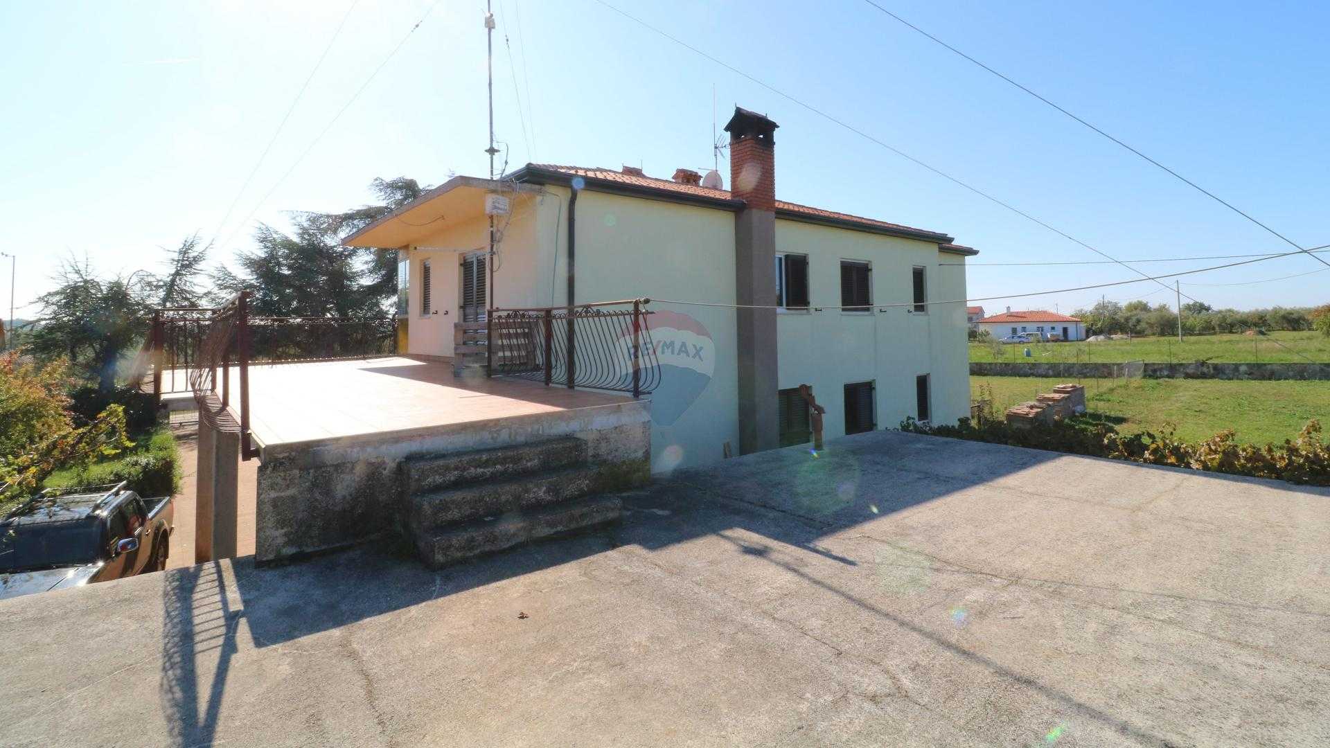 casa en Brtoniglá, Istarska Županija 12033149