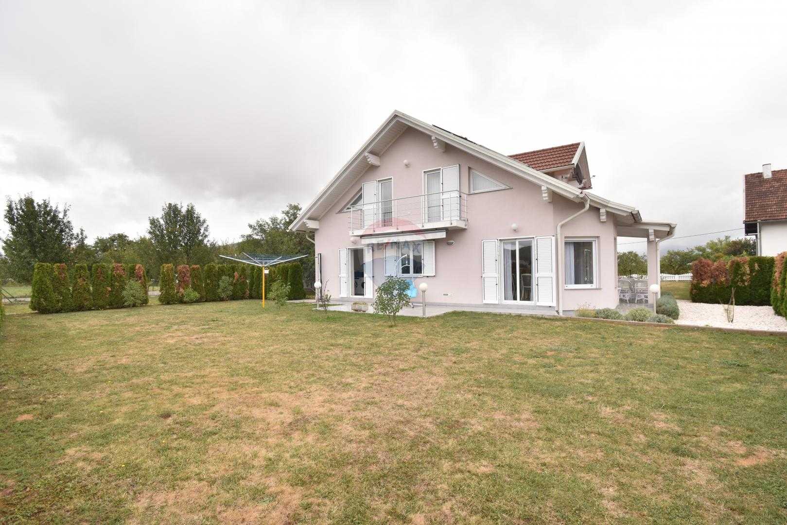 房子 在 Otočac, Ličko-senjska županija 12033472