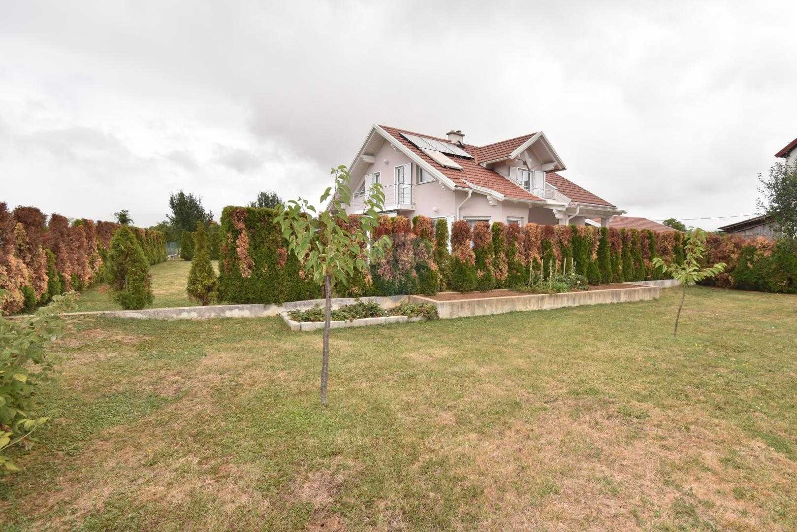 房子 在 Otocac, Licko-Senjska Zupanija 12033472