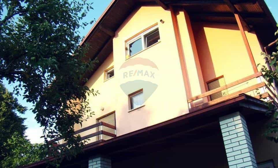 Rumah di Bijenik, Zagreb, Lulusan 12033546