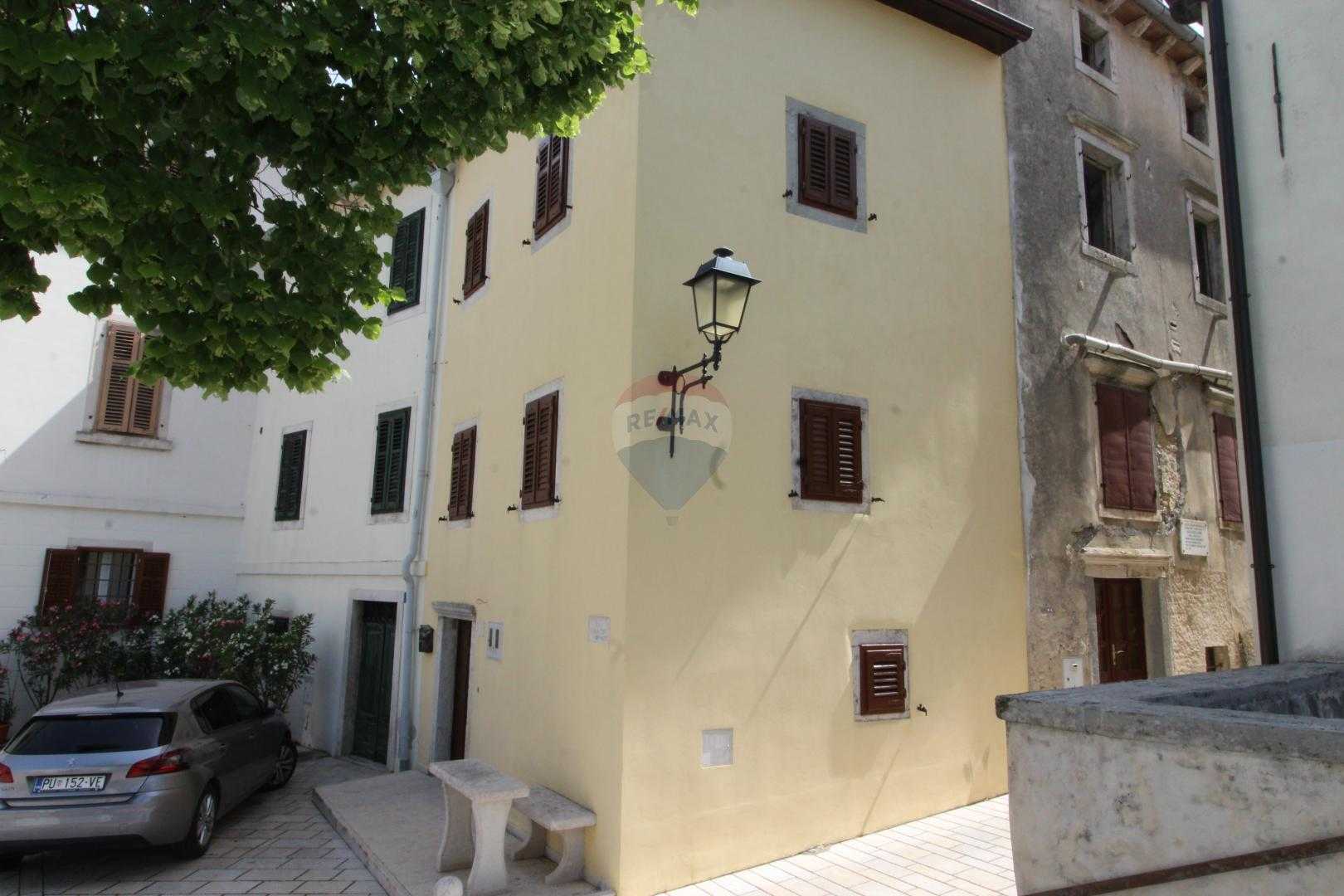 房子 在 Pićan, Istarska županija 12033900