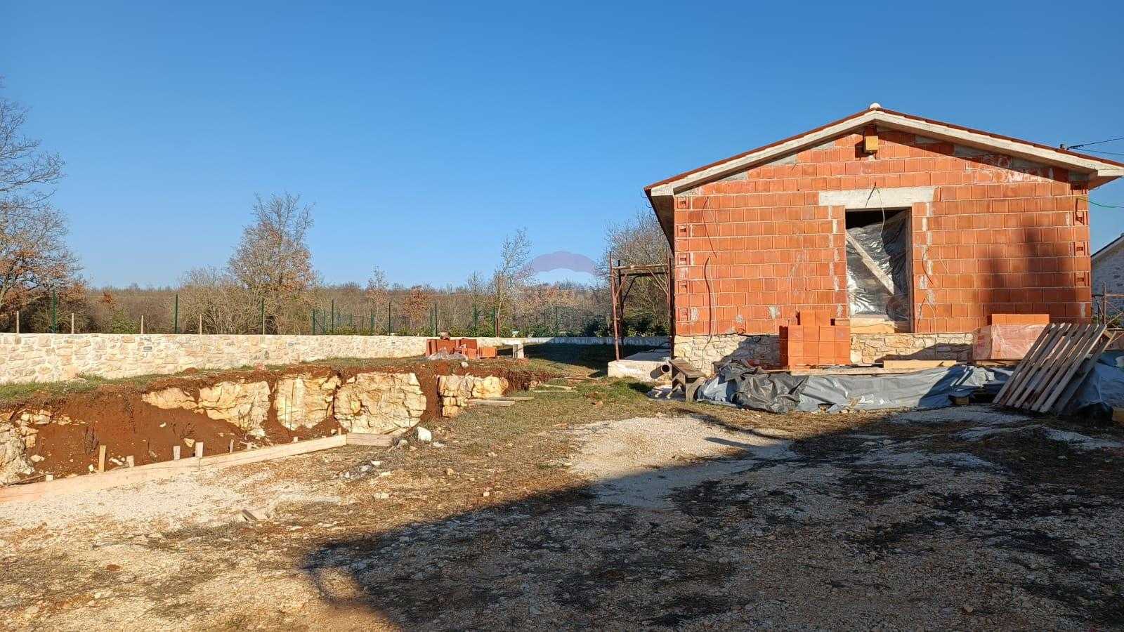 房子 在 Višnjan, Istarska županija 12034299