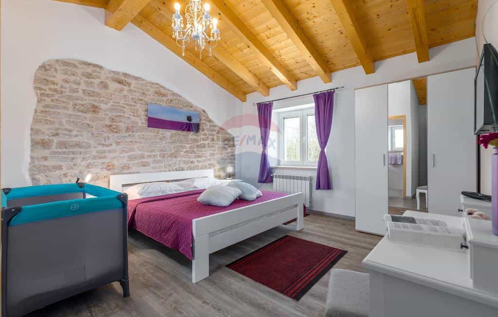 房子 在 Višnjan, Istarska županija 12034299