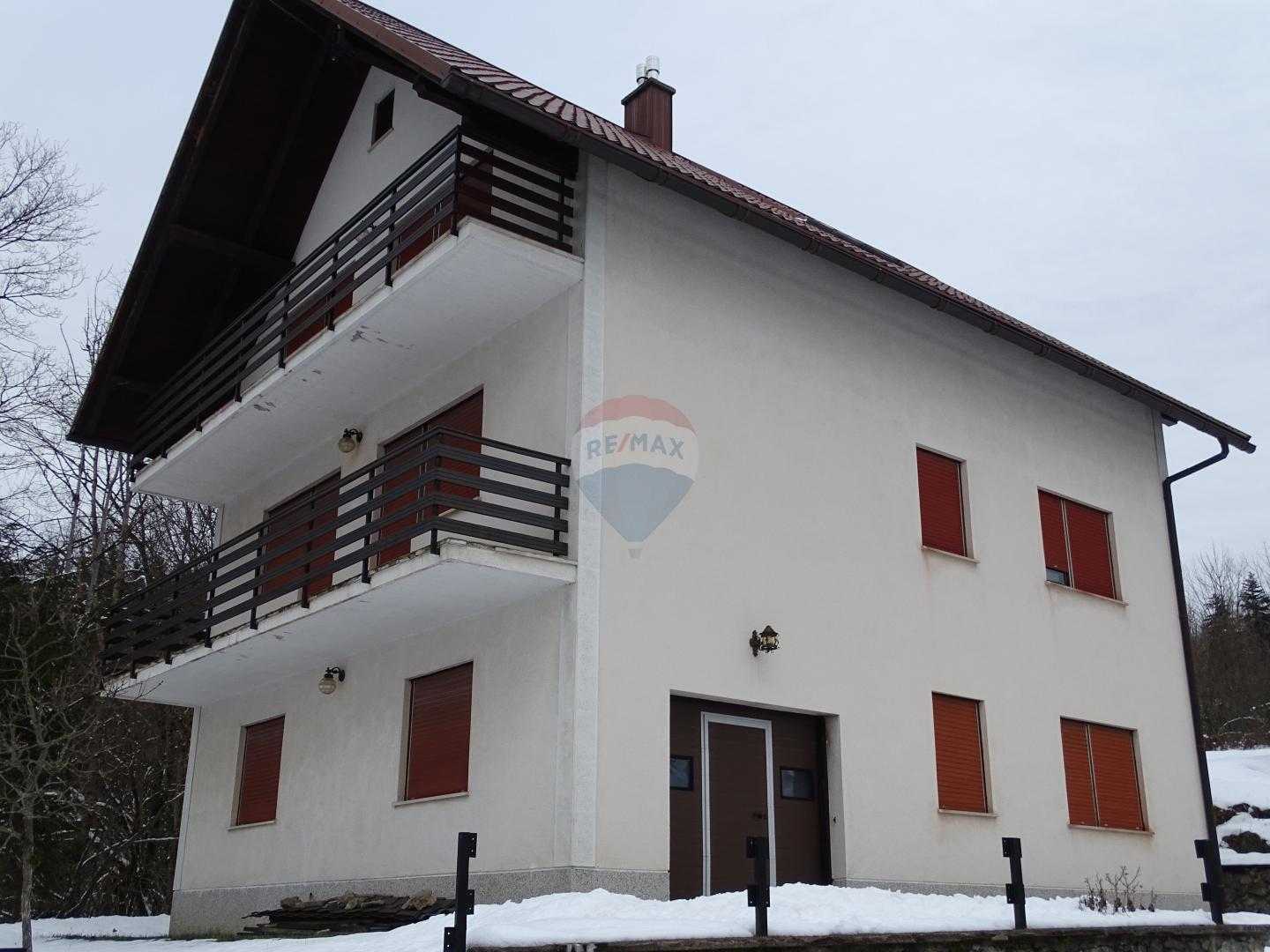 casa en Brod Moravice, Primorsko-Goranska Županija 12034642