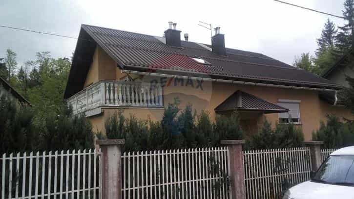 房子 在 Delnice, Primorsko-Goranska Zupanija 12034827