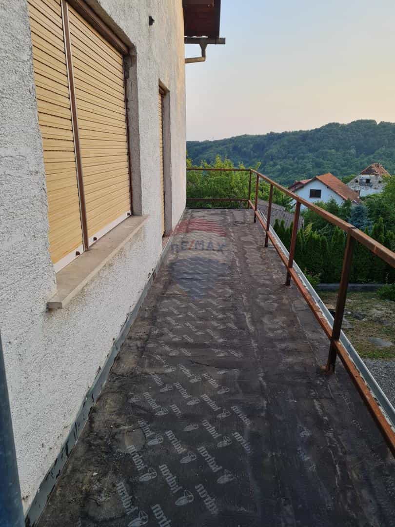 Casa nel Cucerje, Zagreb, Grad 12034881
