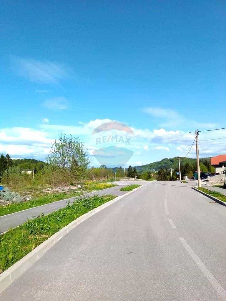 Terre dans Delnice, Primorsko-Goranska Zupanija 12035210