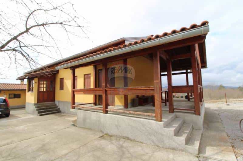 Будинок в Klana, Primorsko-Goranska Zupanija 12035922