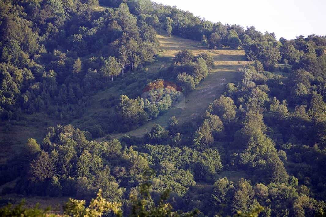 Terre dans Fuzine, Primorsko-Goranska Zupanija 12036181