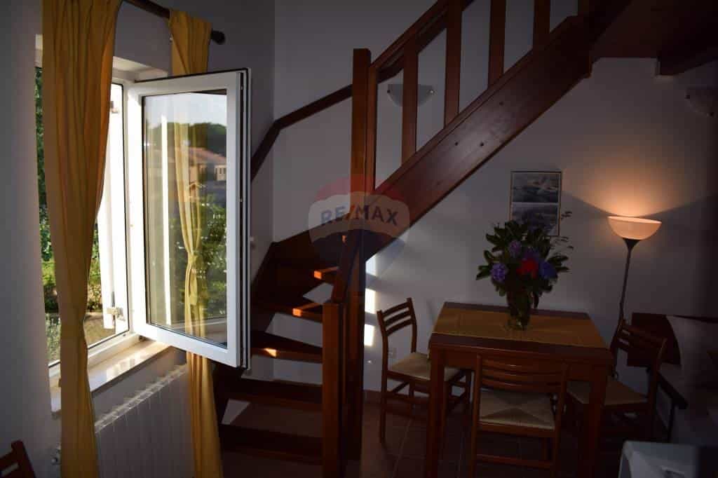 σπίτι σε Kornić, Primorsko-goranska županija 12036361