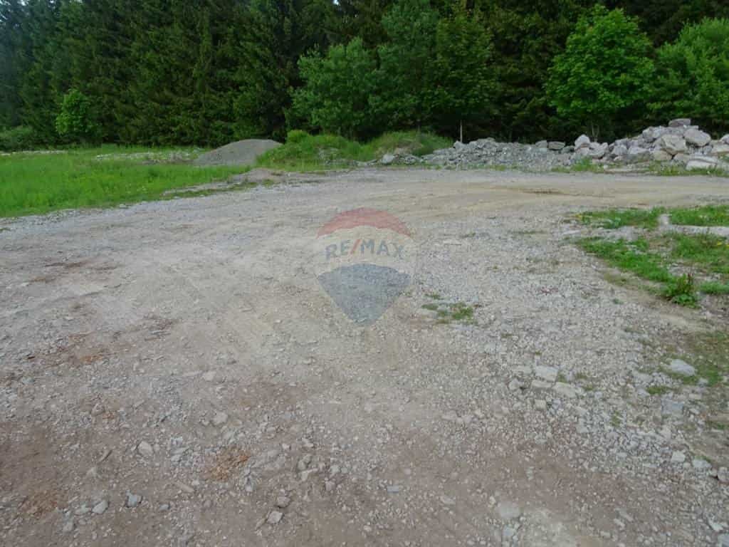 Terre dans Ravna Gora, Primorsko-Goranska Zupanija 12036506