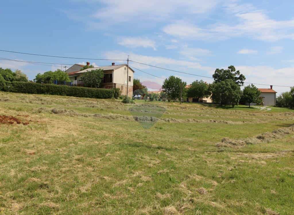 Land in Novaki Motovunski, Istarska županija 12036546