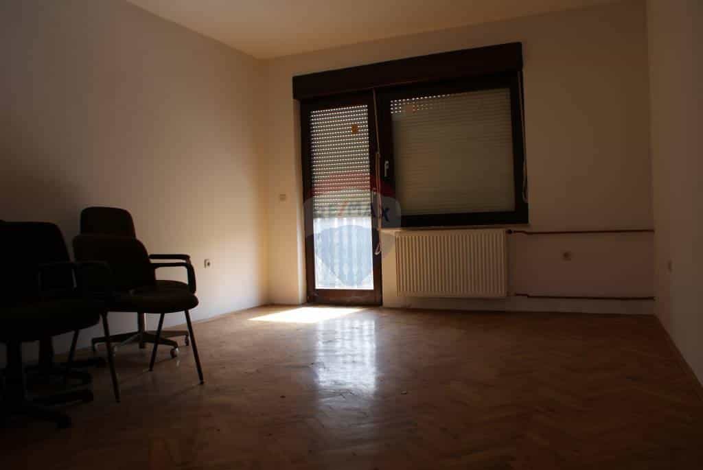 σπίτι σε Kobiljak Sesvetski, Zagreb, Grad 12036572