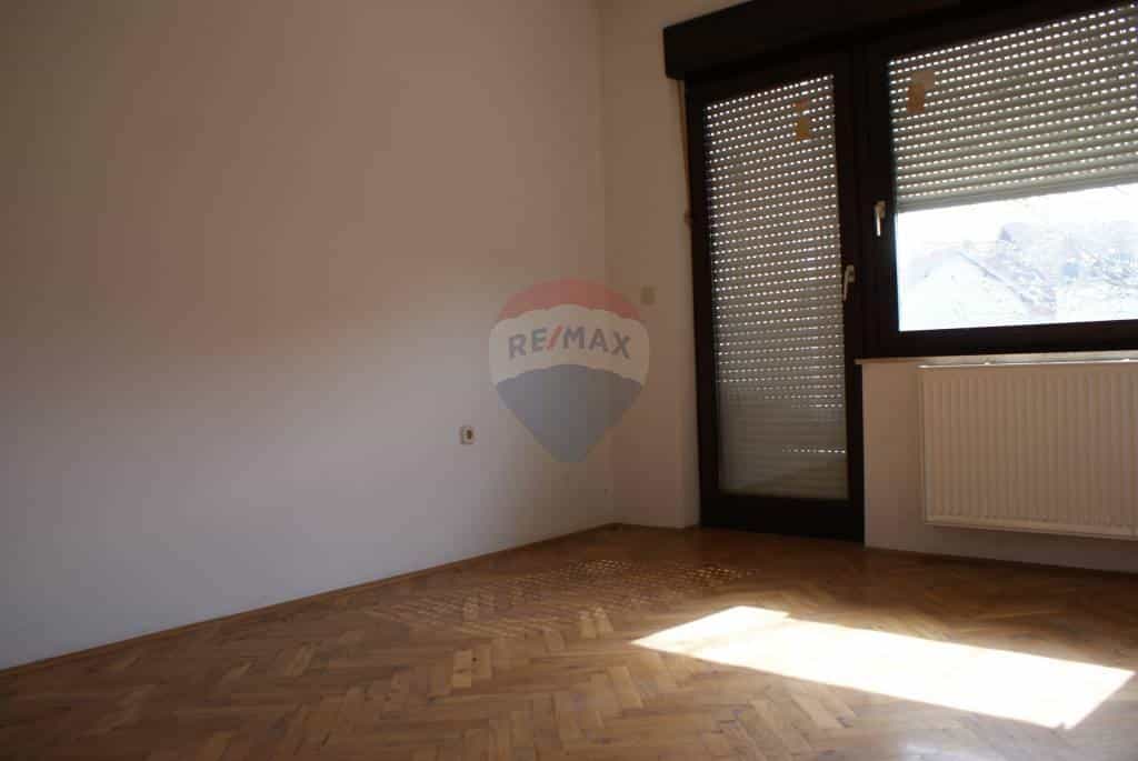 σπίτι σε Kobiljak Sesvetski, Zagreb, Grad 12036572