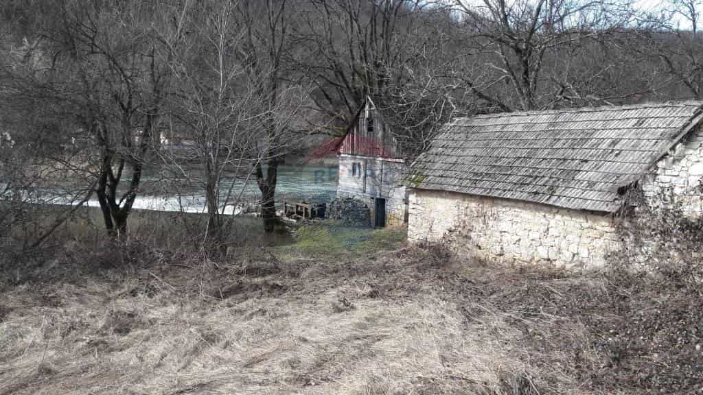 casa en Veljun, Karlovačka Županija 12036700