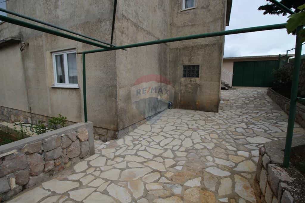 жилой дом в Cesarica, Ličko-senjska županija 12036899