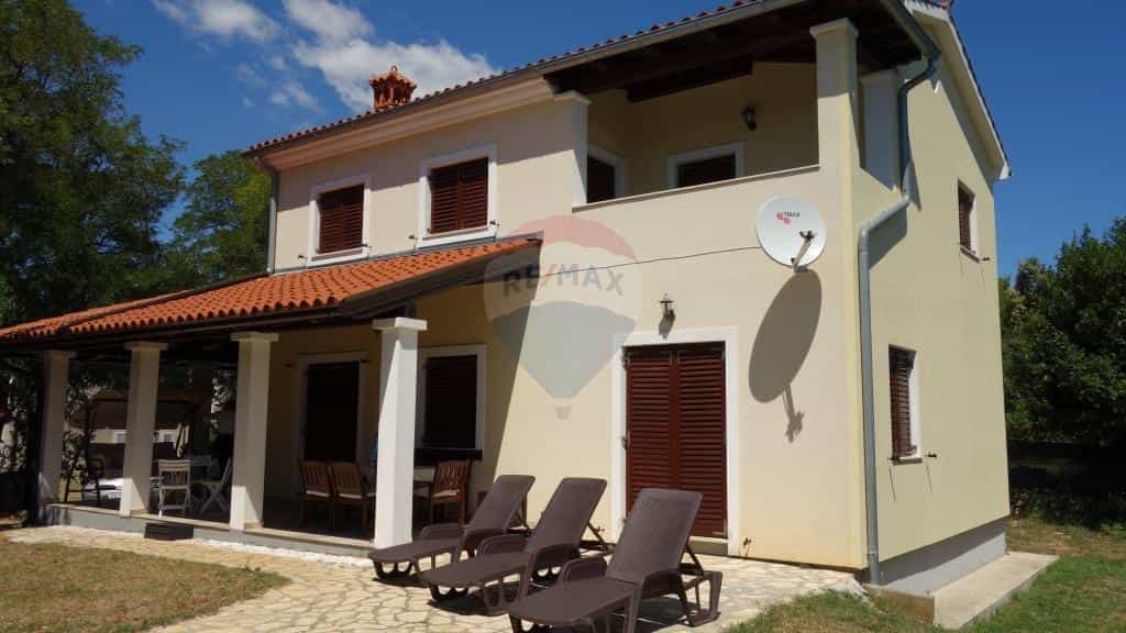 房子 在 Medulin, Istarska županija 12036940