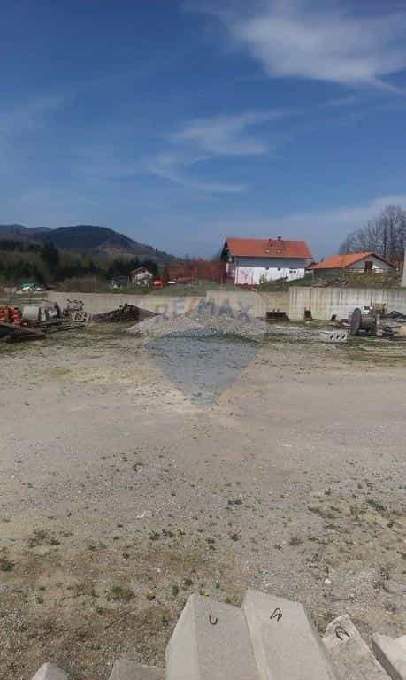 Terre dans Brod Moravice, Primorsko-Goranska Zupanija 12037150