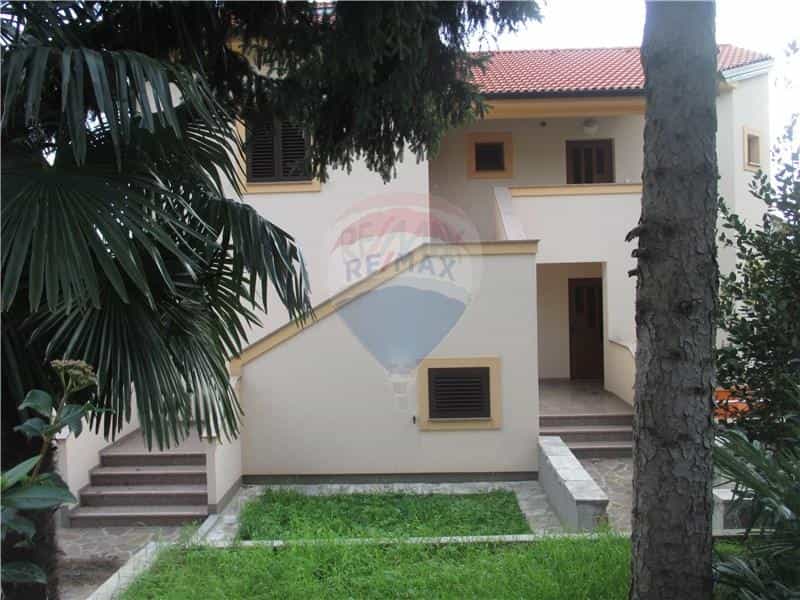 casa en Opatija, Primorsko-Goranska Županija 12037232