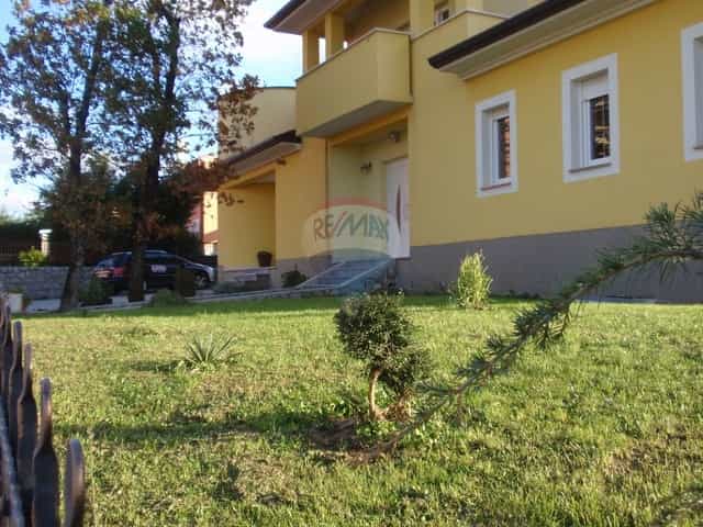 집 에 Rubesi, Primorsko-Goranska Zupanija 12037411