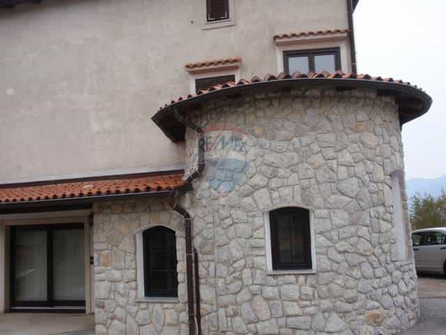 房子 在 Kastav, Primorsko-Goranska Zupanija 12037571