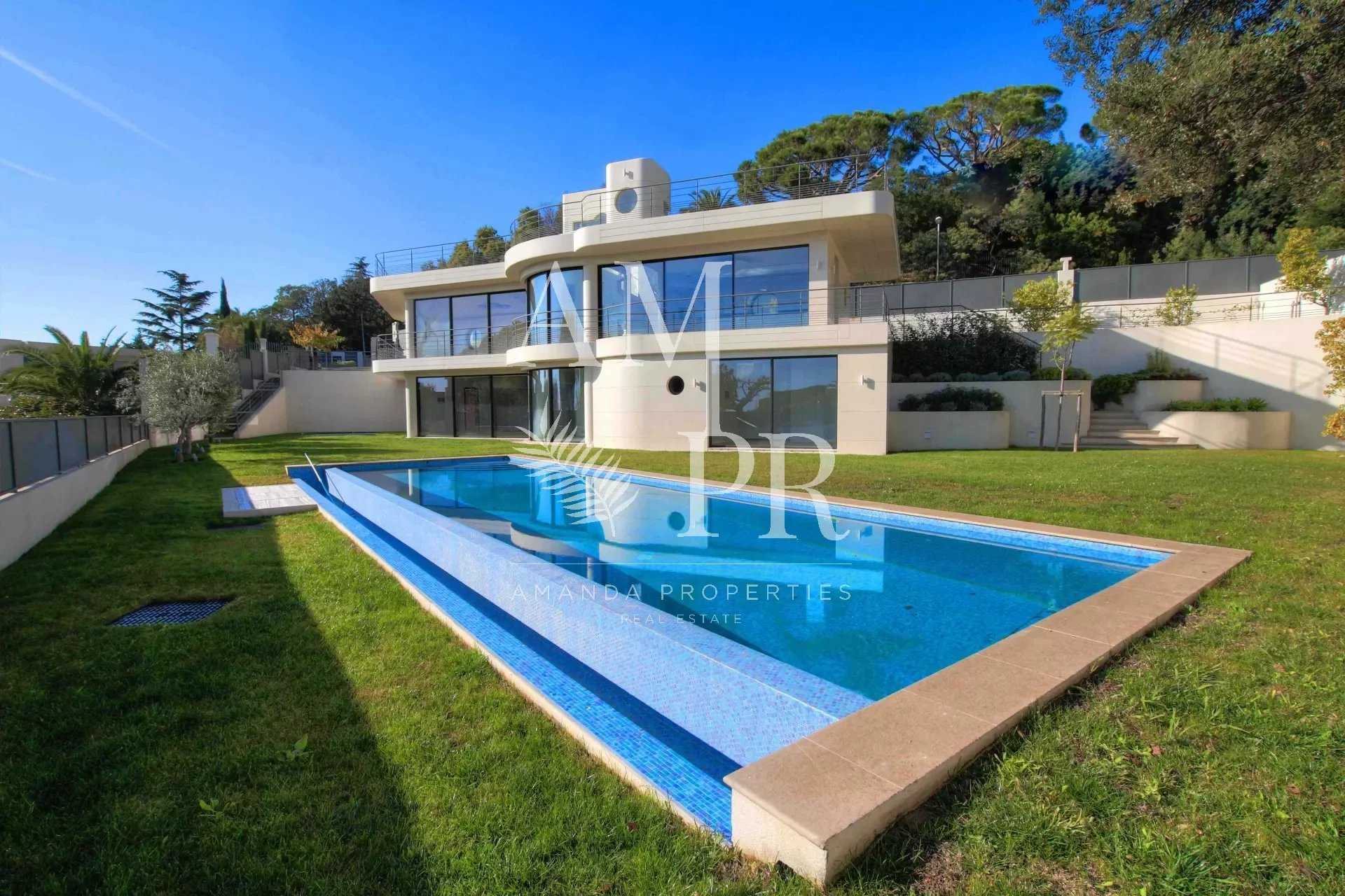 House in Cannes, Provence-Alpes-Cote d'Azur 12038088
