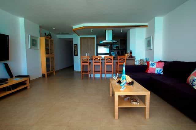 Condominium in La Isleta, Higuamo 12039396
