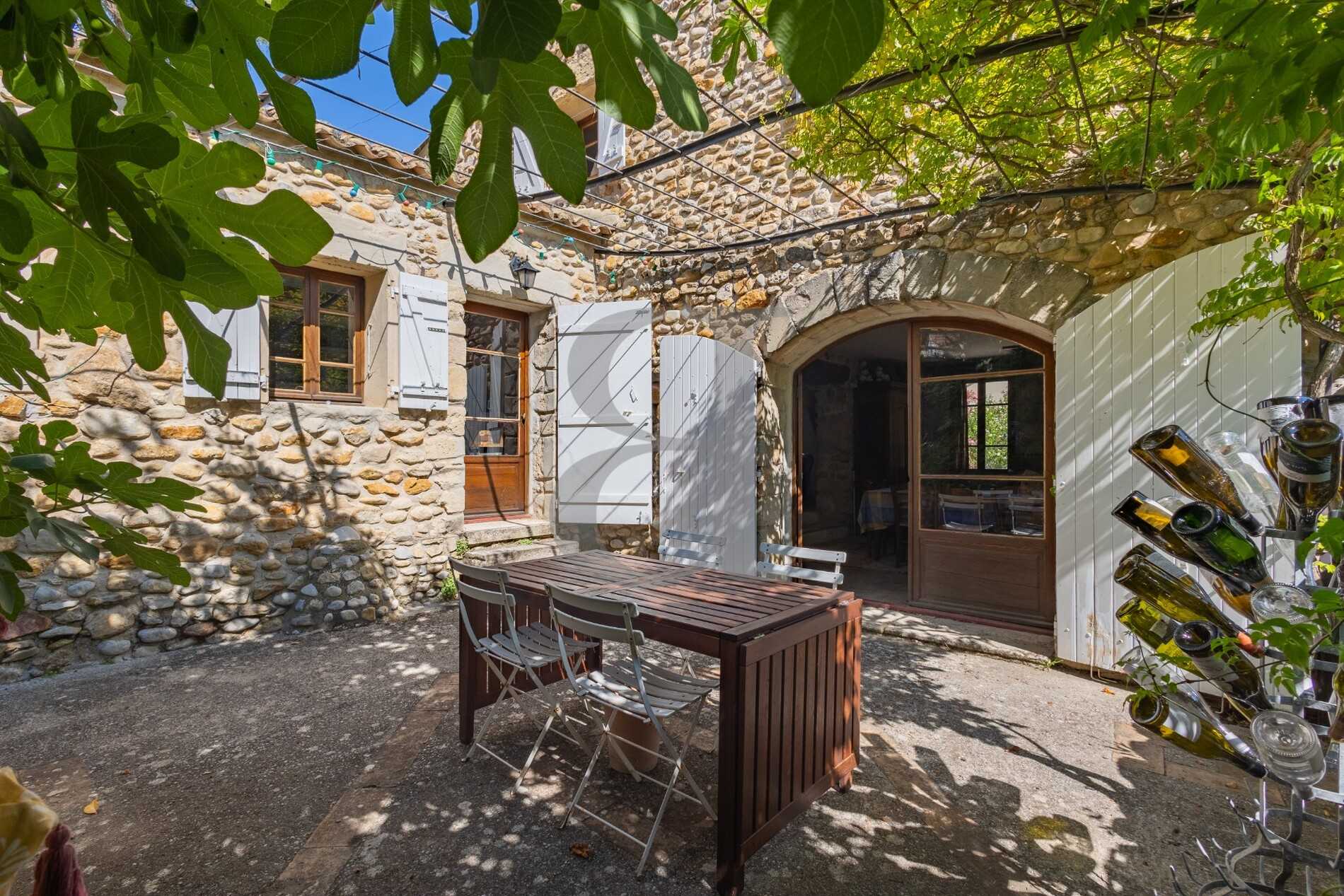 Casa nel Sainte-Cécile-les-Vignes, Provenza-Alpi-Costa Azzurra 12040132