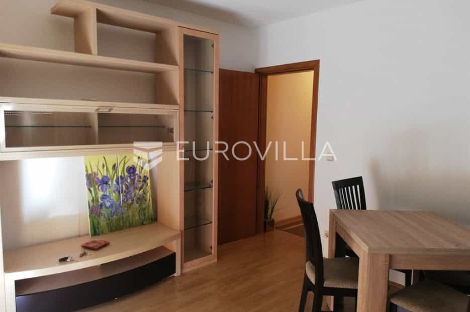 Condominium in Pula, Istarska Zupanija 12041083