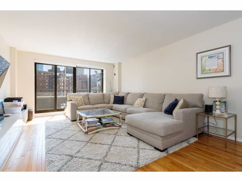 Condominium in Manhattan, New York 12041280