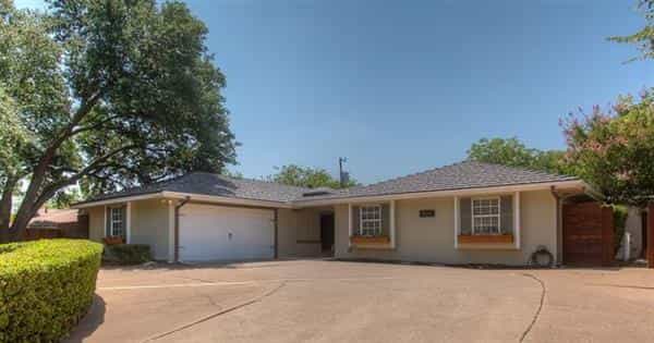 House in Edgecliff Village, Texas 12043219