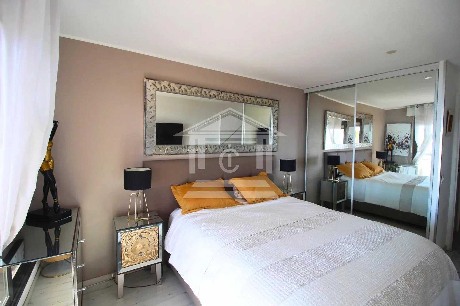 Condominium in Frejus, Provence-Alpes-Cote d'Azur 12043326
