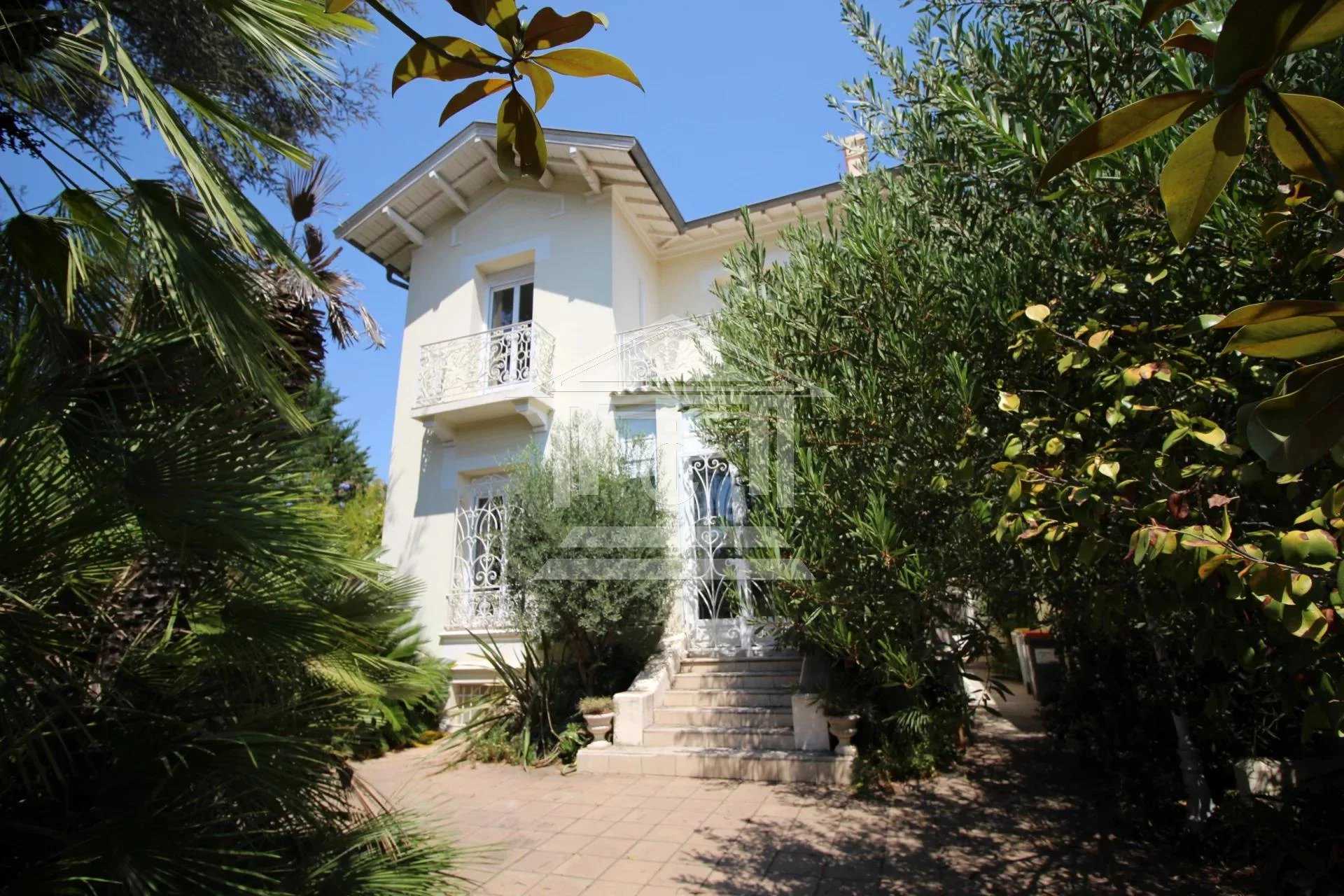 Huis in Cabries, Provence-Alpes-Côte d'Azur 12043330