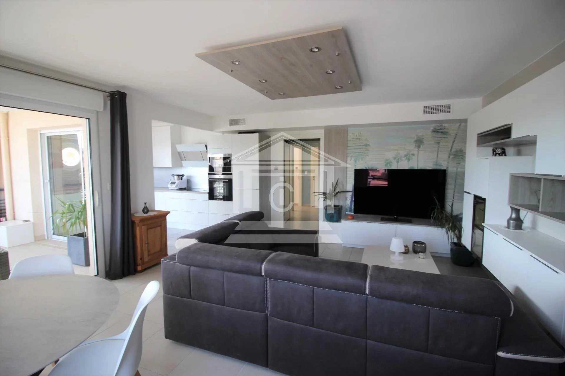 Condominium in Fréjus, Provence-Alpes-Côte d'Azur 12043332