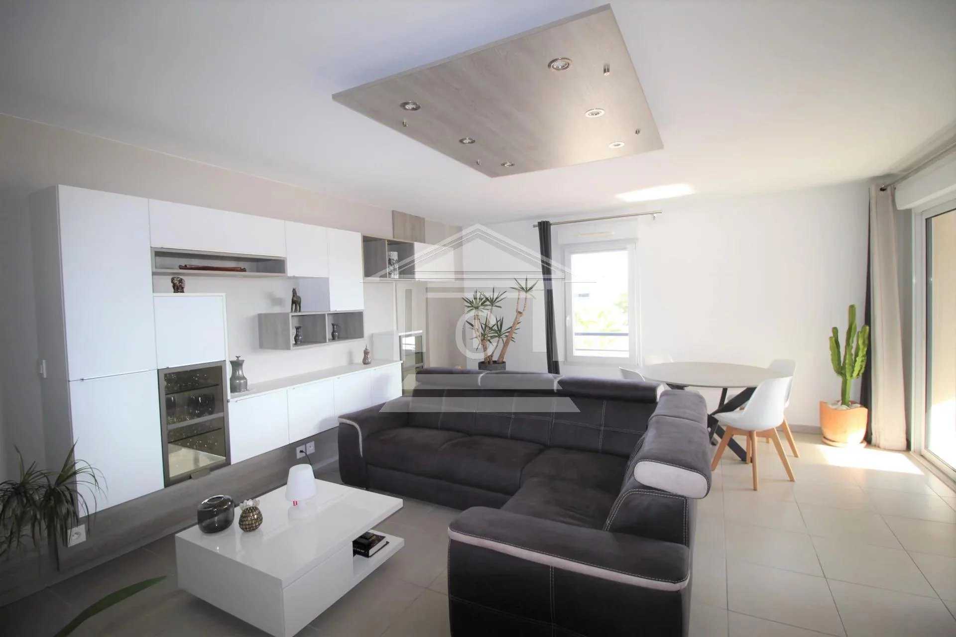 Condominium in Frejus, Provence-Alpes-Cote d'Azur 12043332