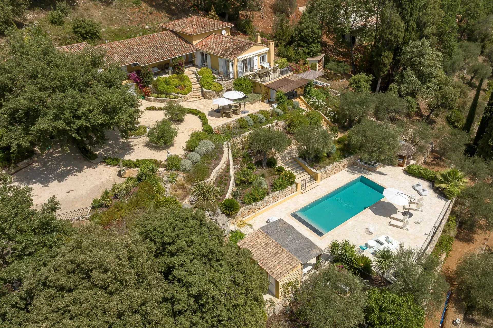 بيت في Le Tignet, Provence-Alpes-Cote d'Azur 12047738