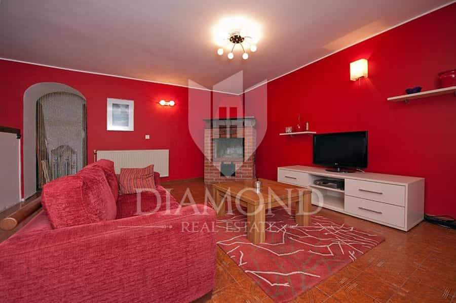 House in Kanfanar, Istria County 12048220