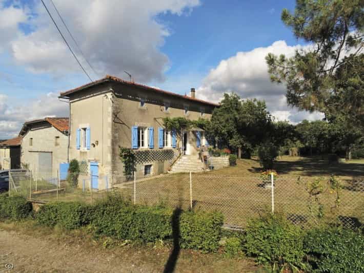House in Champagne-Mouton, Nouvelle-Aquitaine 12049092