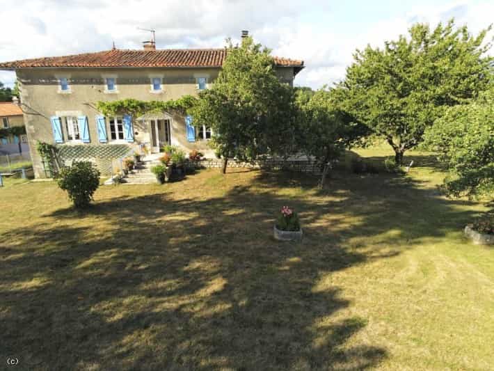 жилой дом в Champagne-Mouton, Nouvelle-Aquitaine 12049092
