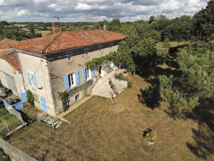 Будинок в Champagne-Mouton, Nouvelle-Aquitaine 12049092