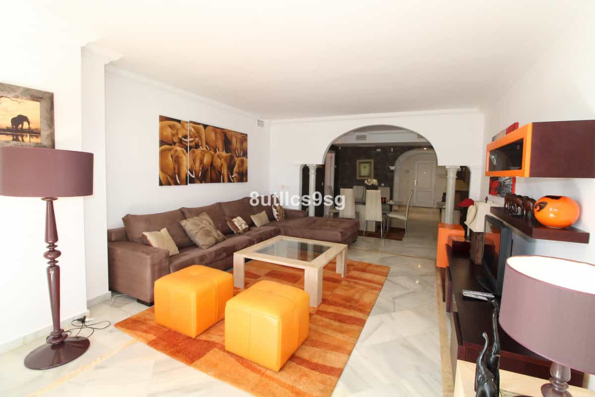 Condominium in Marbella, Andalusia 12050475