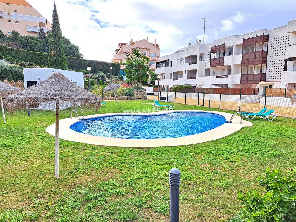 Condominium in Puerto de la Duquesa, Andalusia 12051045