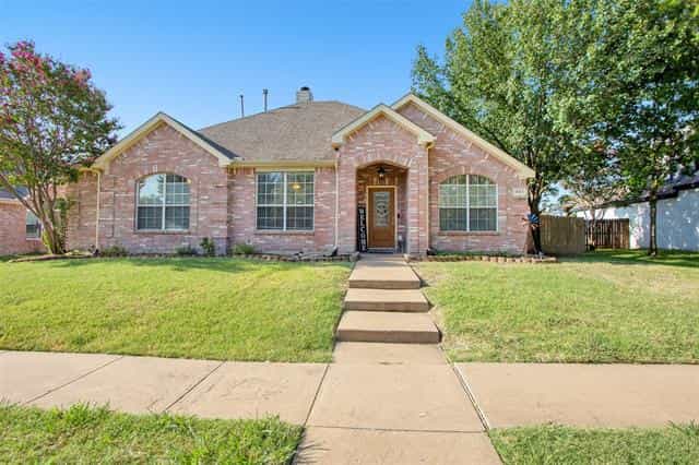 House in Van Alstyne, Texas 12051648
