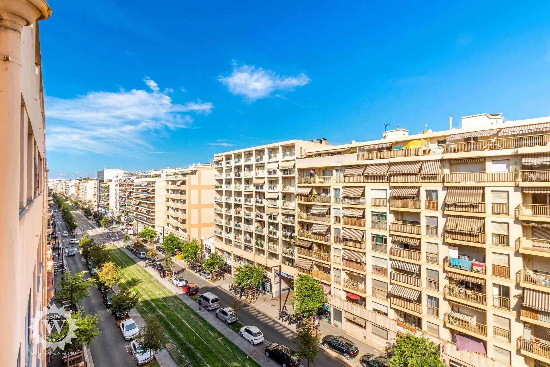 Condominium in Nice, Provence-Alpes-Cote d'Azur 12051713