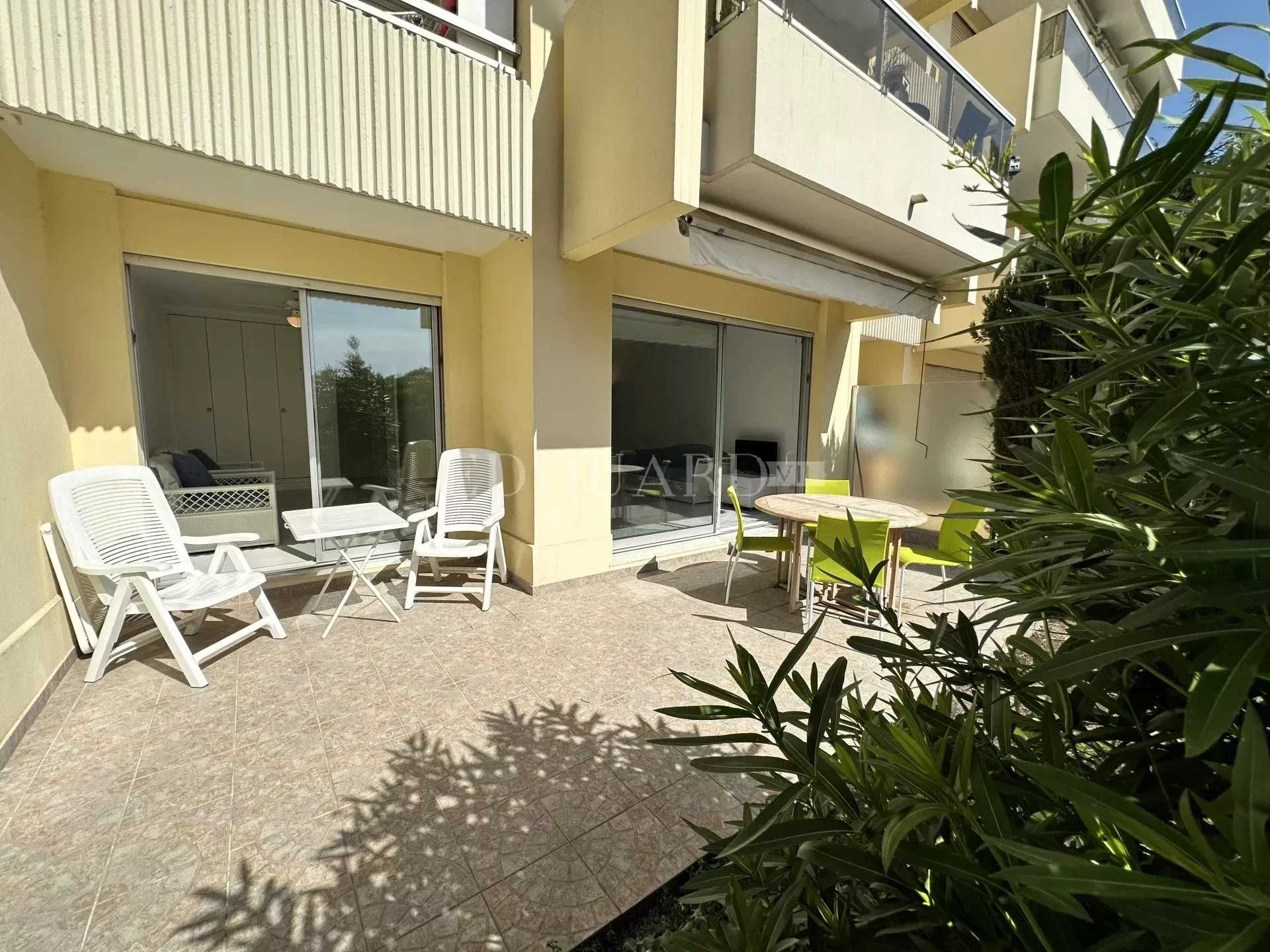 Condominium in Cap Martin, Provence-Alpes-Cote d'Azur 12051757