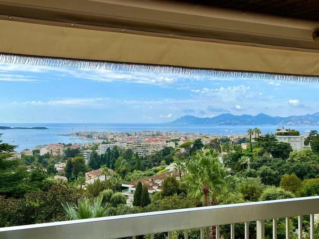 Condominium in Cannes, Provence-Alpes-Cote d'Azur 12051773