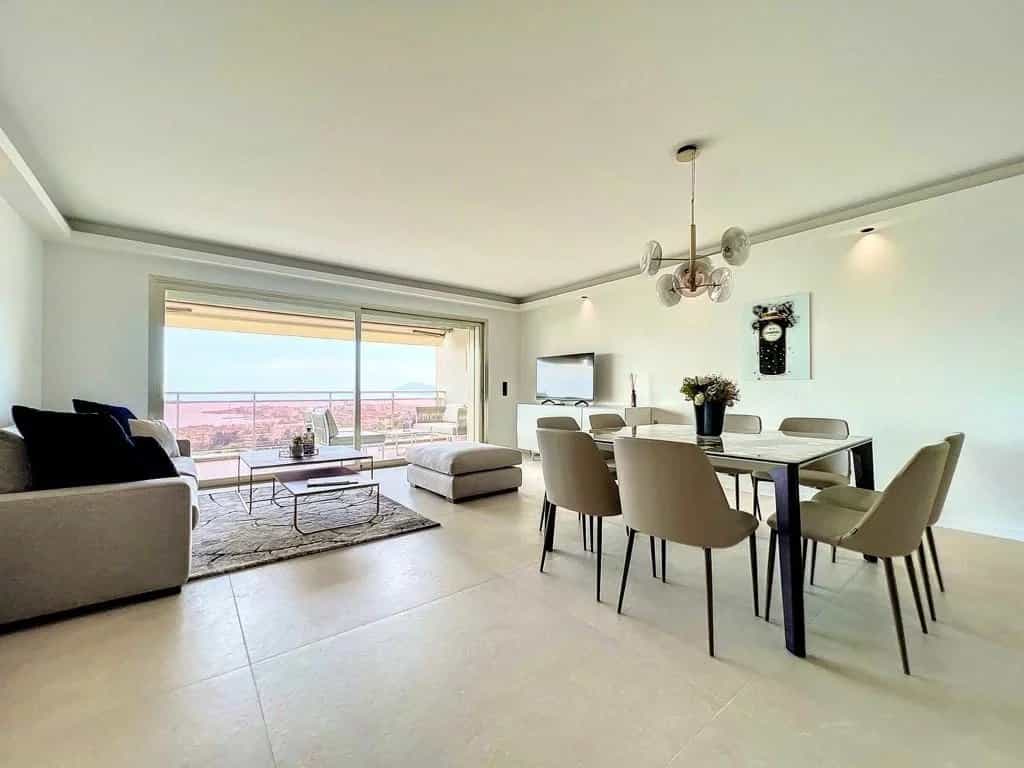 Condominium in Cannes, Provence-Alpes-Cote d'Azur 12051773